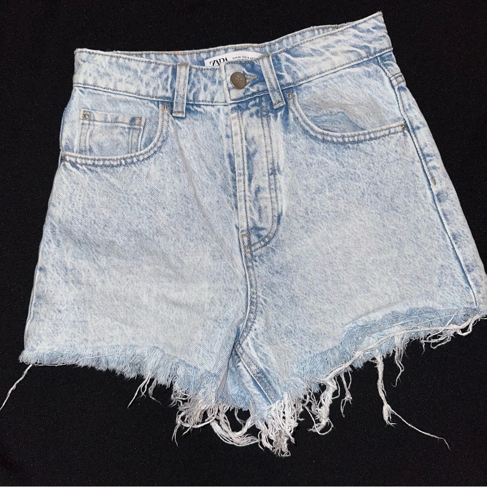 Zara button fly denim shorts size 4 high rise shredded hem